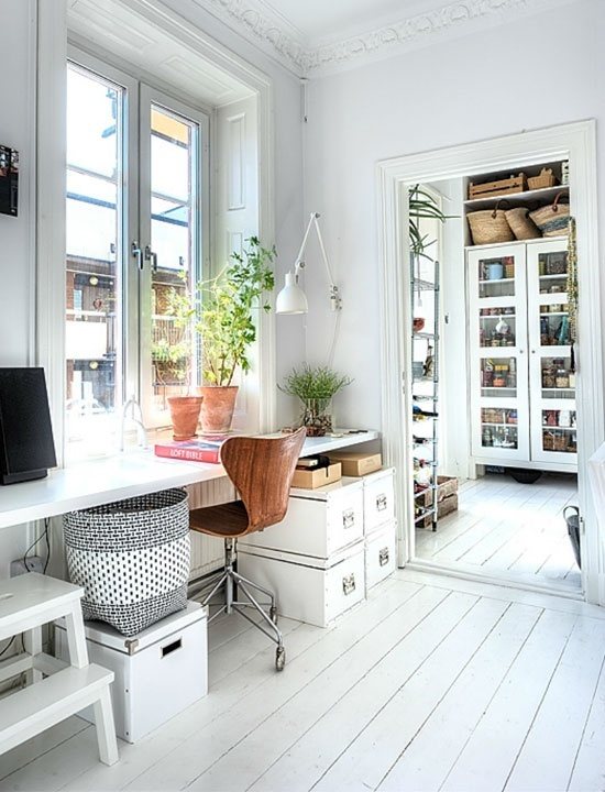 comptoir de rebord de fenêtre dans la chambre