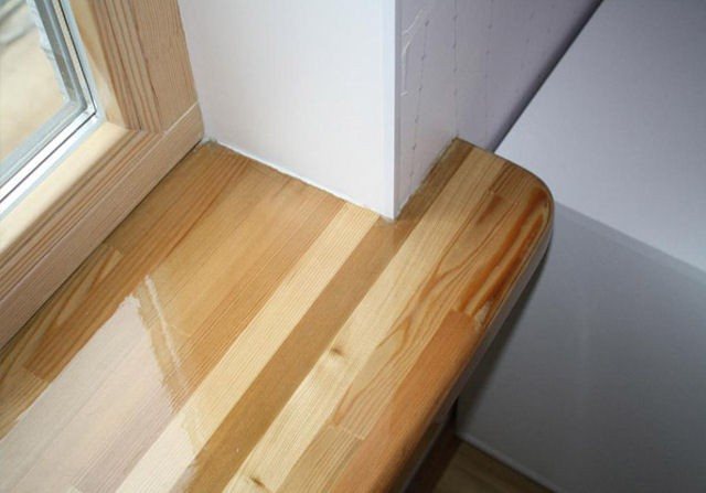 le rebord de la fenêtre dépasse nettement plus profondément dans la pièce