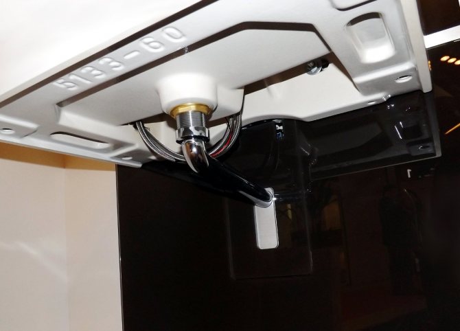 Lavabo suspendu sur le module sanitaire Geberit MONOLITH à MosBuild 2014