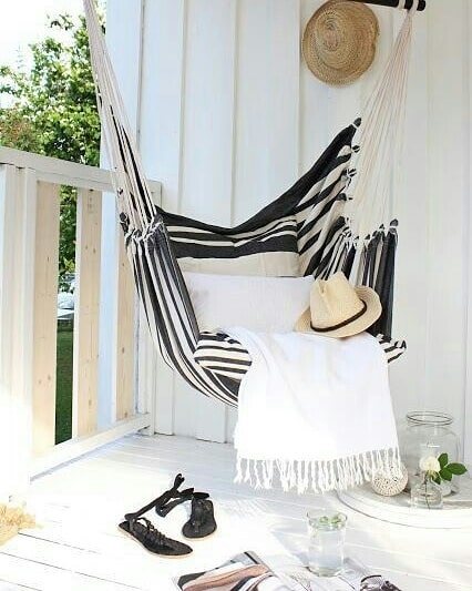 Chaise suspendue sur le balcon: une idée de design d'été