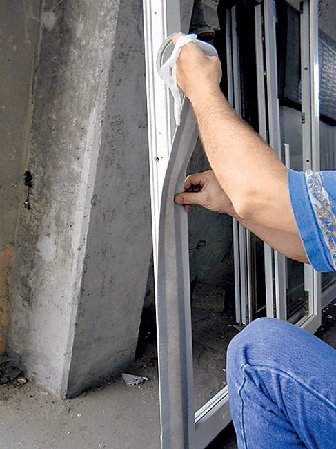 coller du ruban gpl sur une fenêtre en plastique