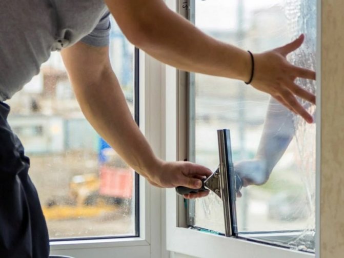 Collage d'un film d'isolation thermique