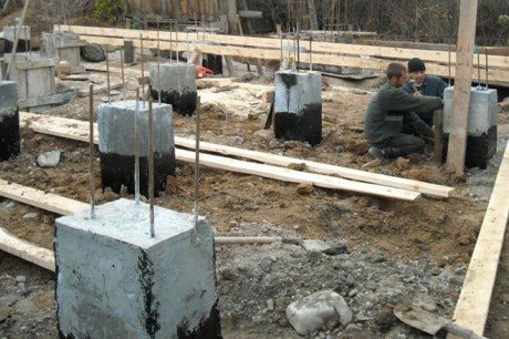 recouvrement des poteaux avec du mastic bitumineux