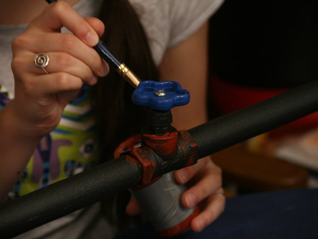 En recouvrant un tuyau rouillé de peinture, vous ne vous débarrasserez pas du problème