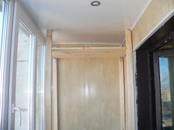 étagère sur quatre poutres