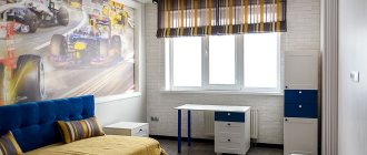 Jantes rayées sur la fenêtre de la chambre des enfants