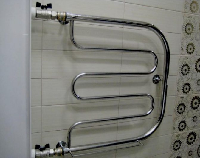 Sèche-serviettes chauffant dans la salle de bain