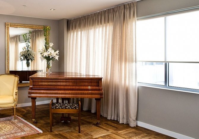 Rideaux translucides dans un intérieur classique