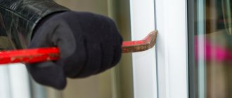 Une tentative d'ouvrir une fenêtre en plastique avec des raccords anti-effraction