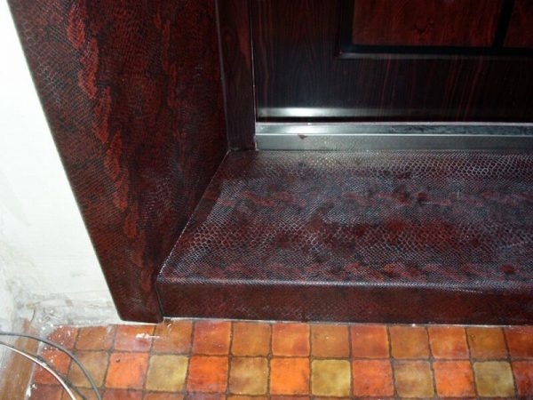 Seuil à la porte métallique