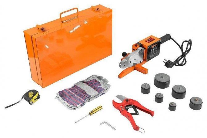 Raccordement pas à pas d'un radiateur de chauffage à des tuyaux en polypropylène