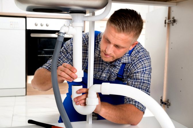 Après avoir installé le joint d'eau, vous devez vous rappeler de le connecter au tuyau d'égout