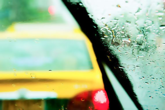 Les vitres de la voiture transpirent sous la pluie