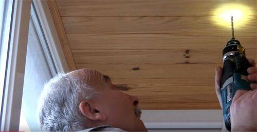 Sèche-linge au plafond sur le balcon: avantages par rapport aux autres modèles