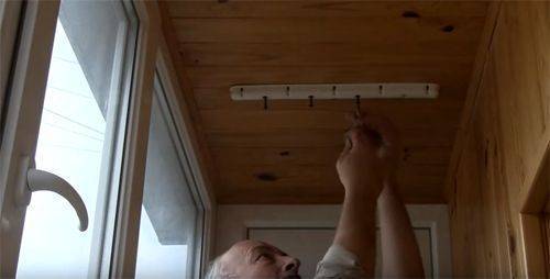 Sèche-linge au plafond sur le balcon: avantages par rapport aux autres modèles