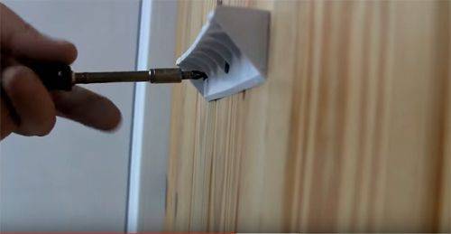 Sèche-linge au plafond sur le balcon: avantages par rapport aux autres modèles