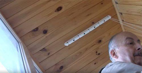 Sèche-linge au plafond sur le balcon: avantages par rapport aux autres modèles