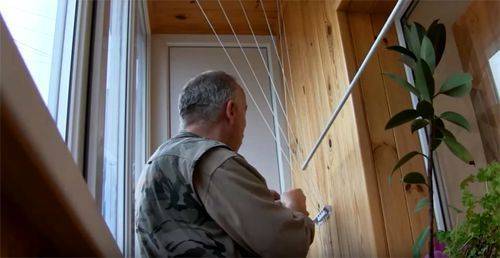 Sèche-linge au plafond sur le balcon: avantages par rapport aux autres modèles