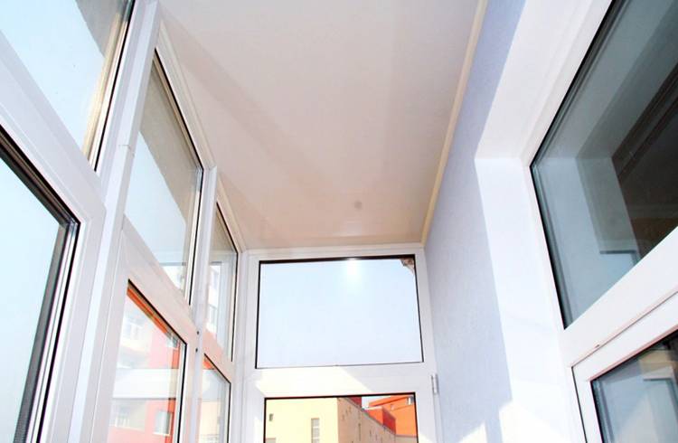 Plafond à faire soi-même sur le balcon: de quoi faire des photos et des vidéos