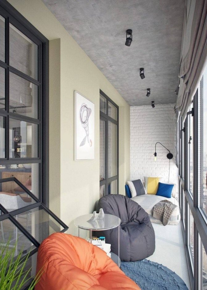 Plafond à faire soi-même sur le balcon: de quoi faire des photos et des vidéos