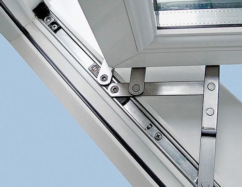 La fenêtre en plastique s'ouvre mal pour la ventilation