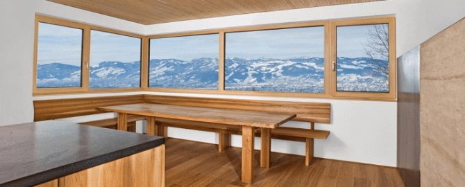 disposition correcte des fenêtres en bois dans la maison