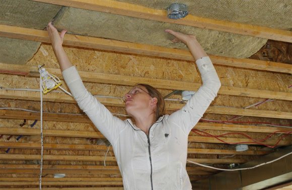 Une bonne installation du plafond dans une maison privée est une garantie de confort