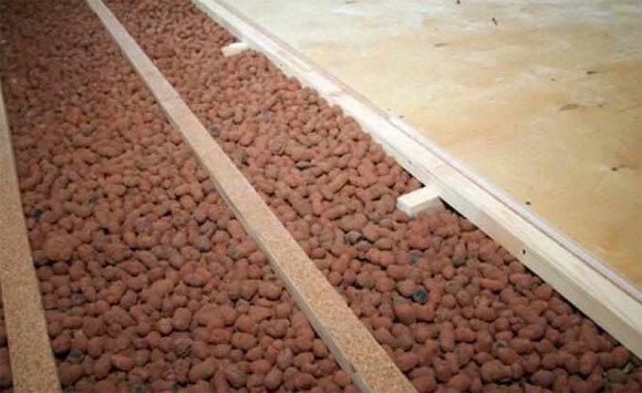 Une bonne installation du plafond dans une maison privée est une garantie de confort