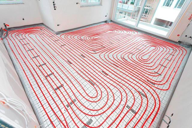 L'avantage du serpent est sa facilité d'installation. Le tuyau est posé, se déplaçant séquentiellement en zigzag d'un mur à l'autre