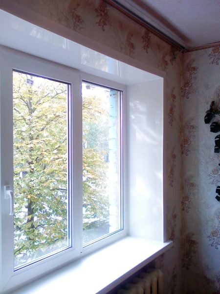 Lors du choix des matériaux de revêtement, tenez compte du fait que la conception doit être solide, cohérente avec l'apparence de la fenêtre, pratique en termes d'entretien, de remplacement.