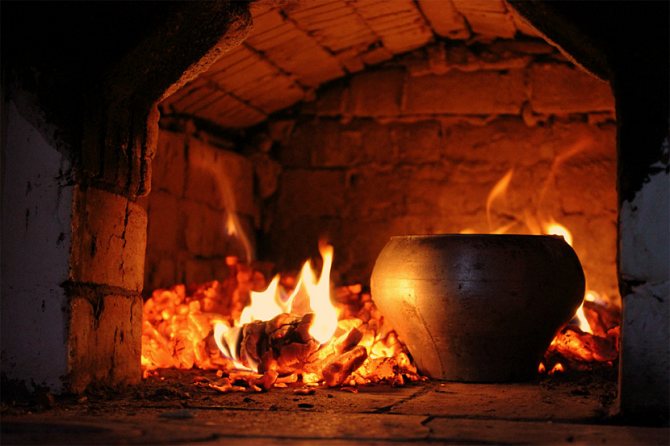Cuisson dans une fonte sur charbon de bois