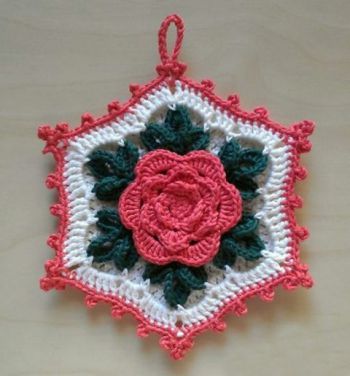 Manique au crochet avec rose volumétrique