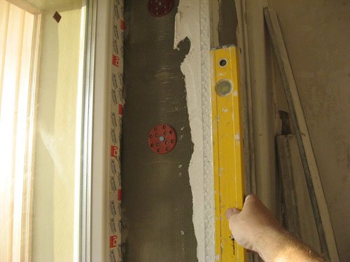 coller le coin perforé au niveau