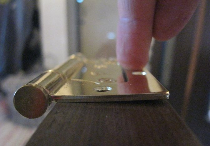 Montage de la charnière sur le vantail de la porte