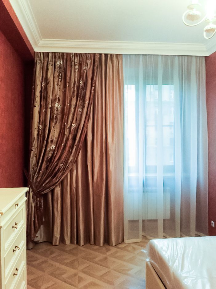 exemple de conception décorative d'une fenêtre étroite, designer Irina Orochko