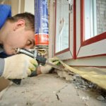 exemple d'imperméabilisation des fenêtres de maison avec un produit d'étanchéité