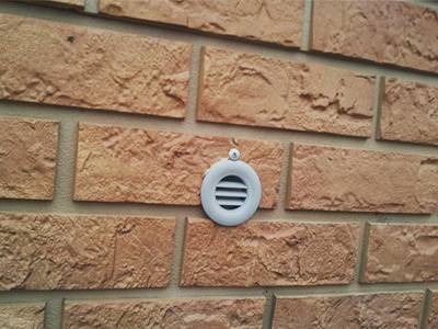 Le principe de fonctionnement de la micro-ventilation sur les fenêtres et les raccords en plastique pour l'installation