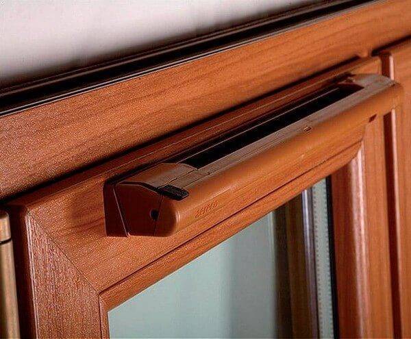 Le principe de fonctionnement de la micro-ventilation sur les fenêtres et les raccords en plastique pour l'installation
