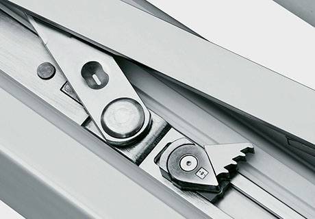 Le principe de fonctionnement de la micro-ventilation sur les fenêtres et les raccords en plastique pour l'installation