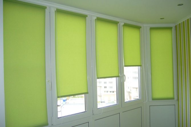 Stores enrouleurs surélevés sur le balcon d'un appartement en ville