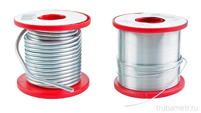 Soudure pour le brasage de tuyaux en cuivre sur des bobines sur fond blanc