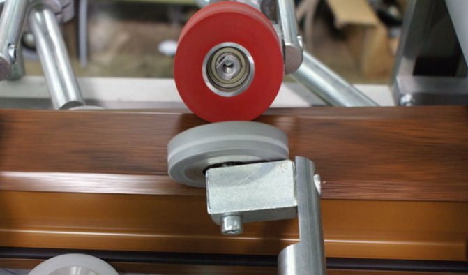 Processus de laminage - rouler le film avec les rouleaux de la machine