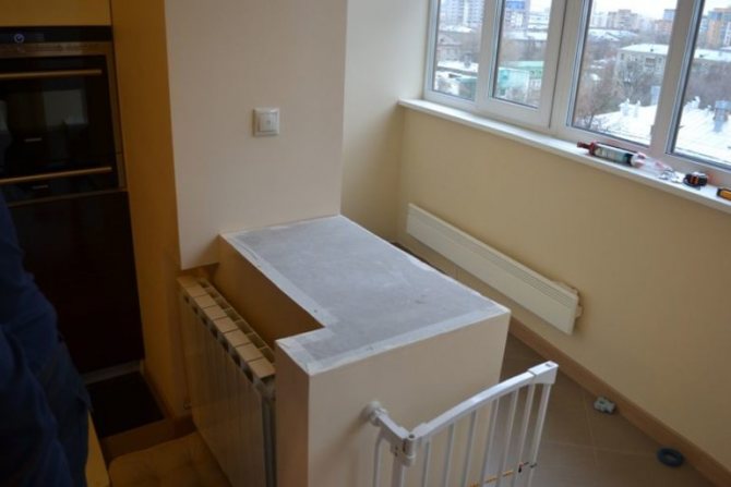 L'ouverture entre la cuisine et le balcon, préparée pour l'installation d'un plan de travail