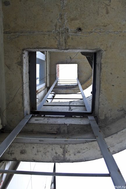 passage à travers la trappe coupe-feu de l'appartement