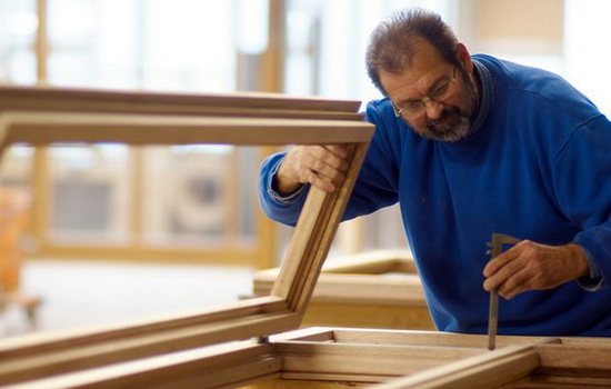 Fenêtre en bois simple. Travaux.