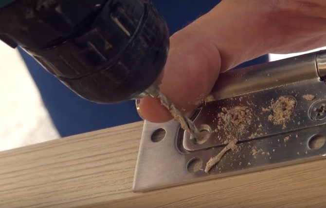 Perçage des trous pour la fixation des charnières