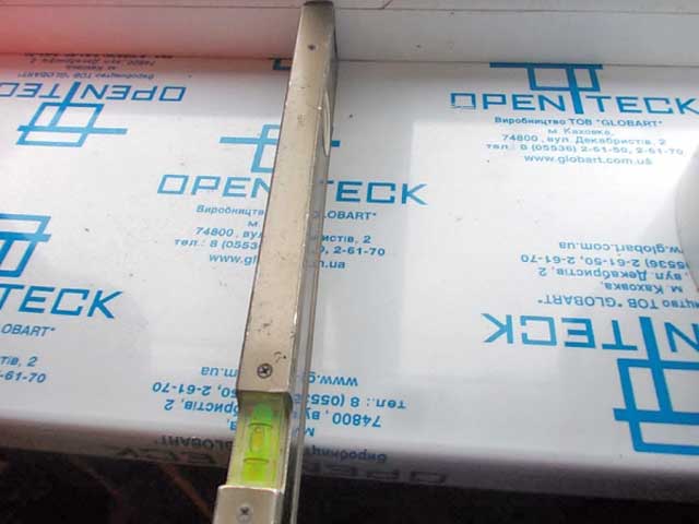 vérifier la pente du rebord de la fenêtre avec un niveau