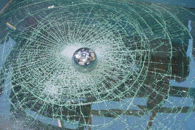 Test de la résistance du verre de classe A avec une bille métallique