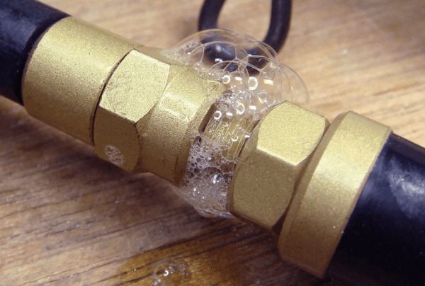 vérification des connexions sur les conduites de gaz