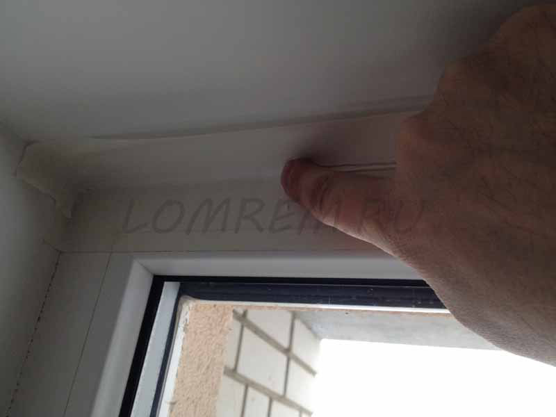 Nous courons le long du coin avec notre doigt, enlevant l'excès d'acrylique